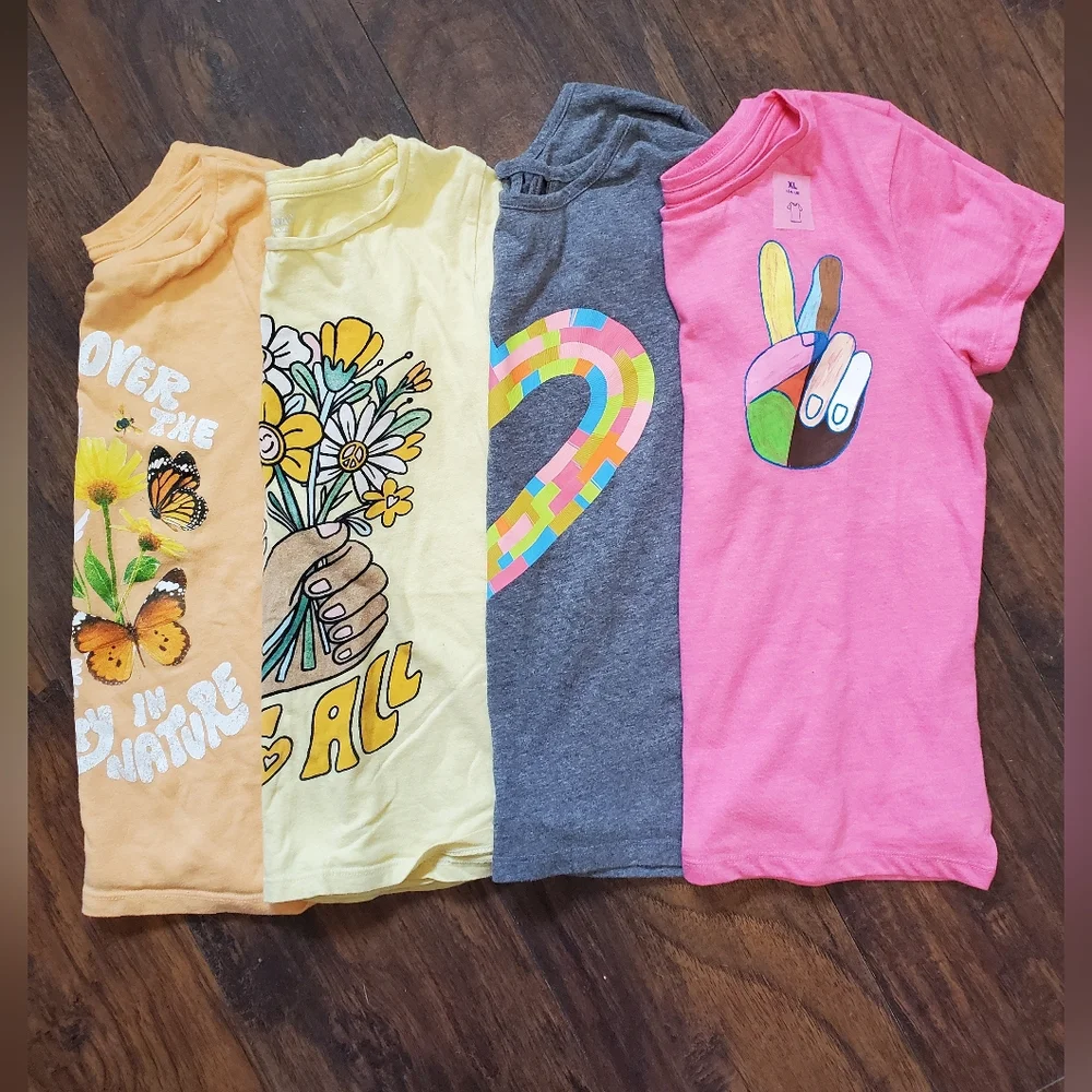 ✨️BUNDLE - set of 4 shirts!✨️Old Navy Short Sleeve Tees - 1 NWT